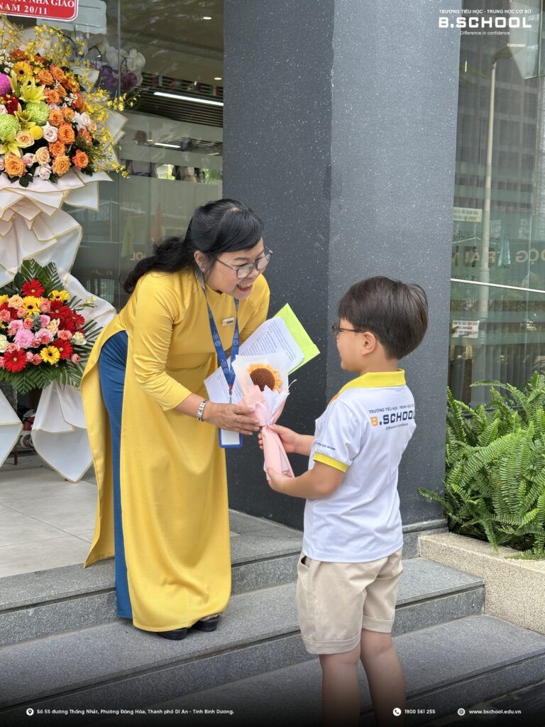 Thầy cô B.School nhận hoa và lời tri ân từ học sinh.