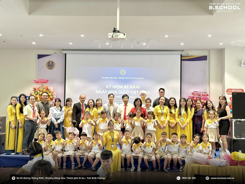 Thầy Cô B.School chụp hình cùng học sinh.