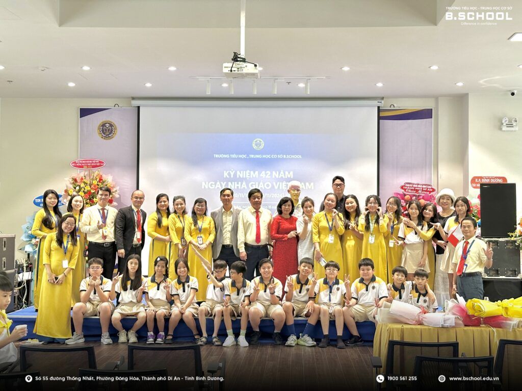 Thầy Cô B.School chụp hình học sinh.