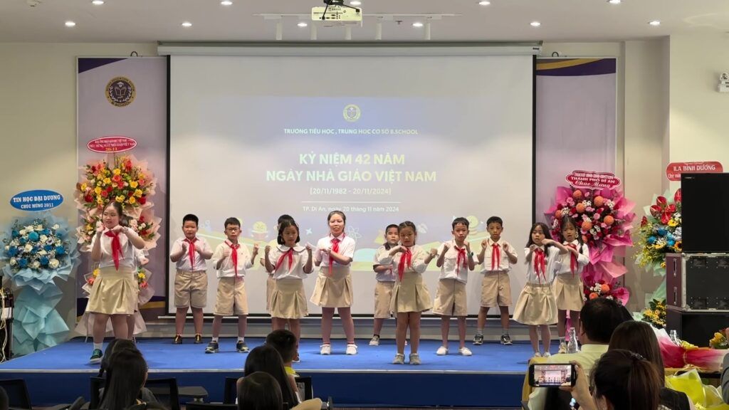 Học sinh B.School biểu diễn văn nghệ chào mừng Ngày Nhà giáo Việt Nam