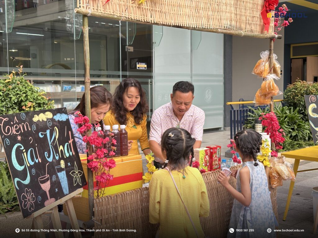 Các gian hàng ẩm thực tại Hội chợ Xuân B.School