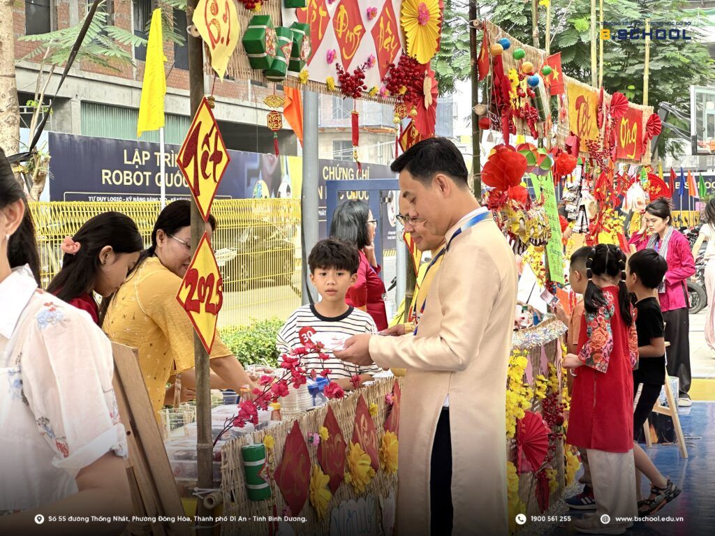 Các gian hàng ẩm thực tại Hội chợ Xuân B.School