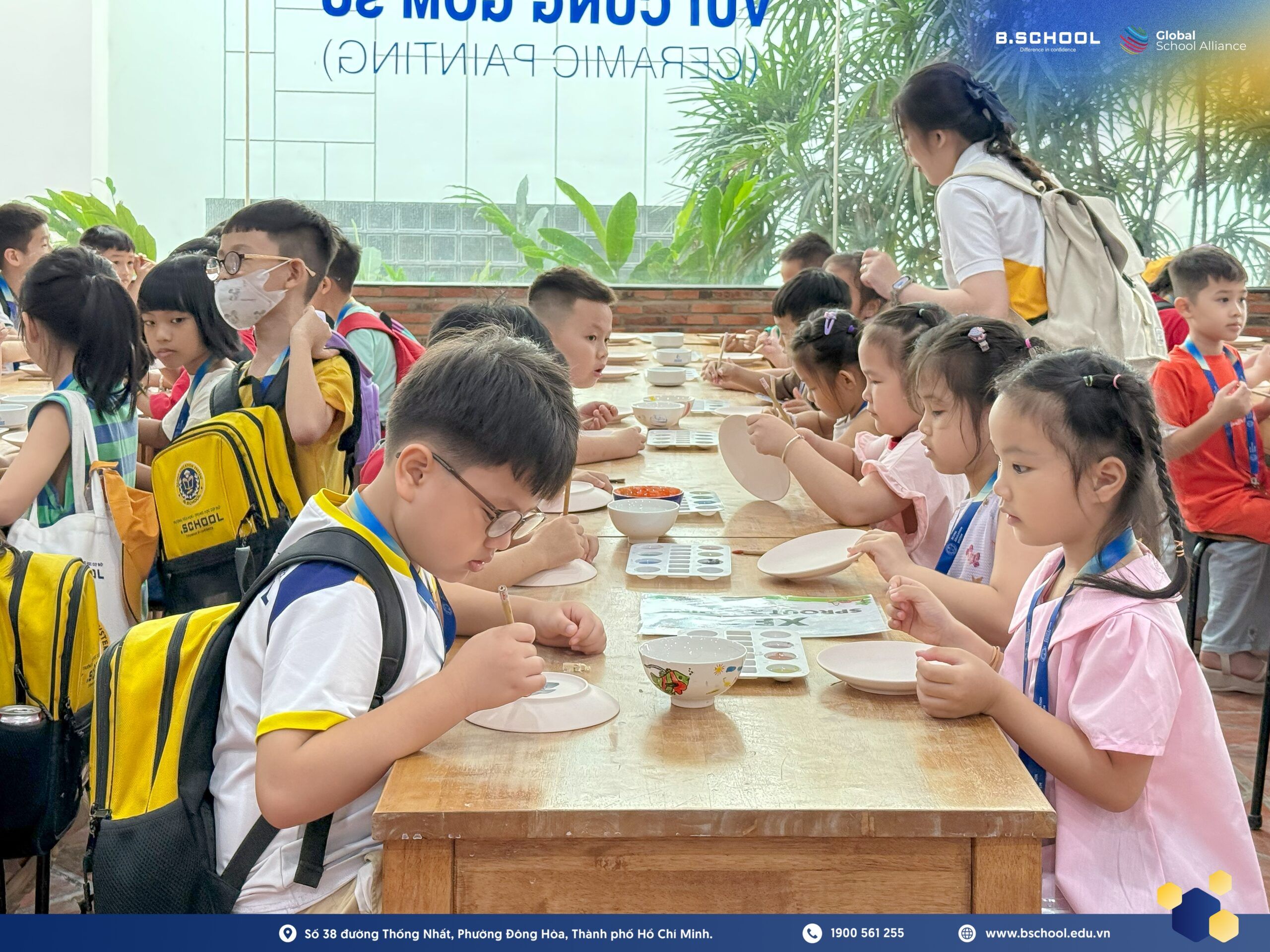 Học sinh tự tay trang trí đĩa gốm trong hoạt động trải nghiệm