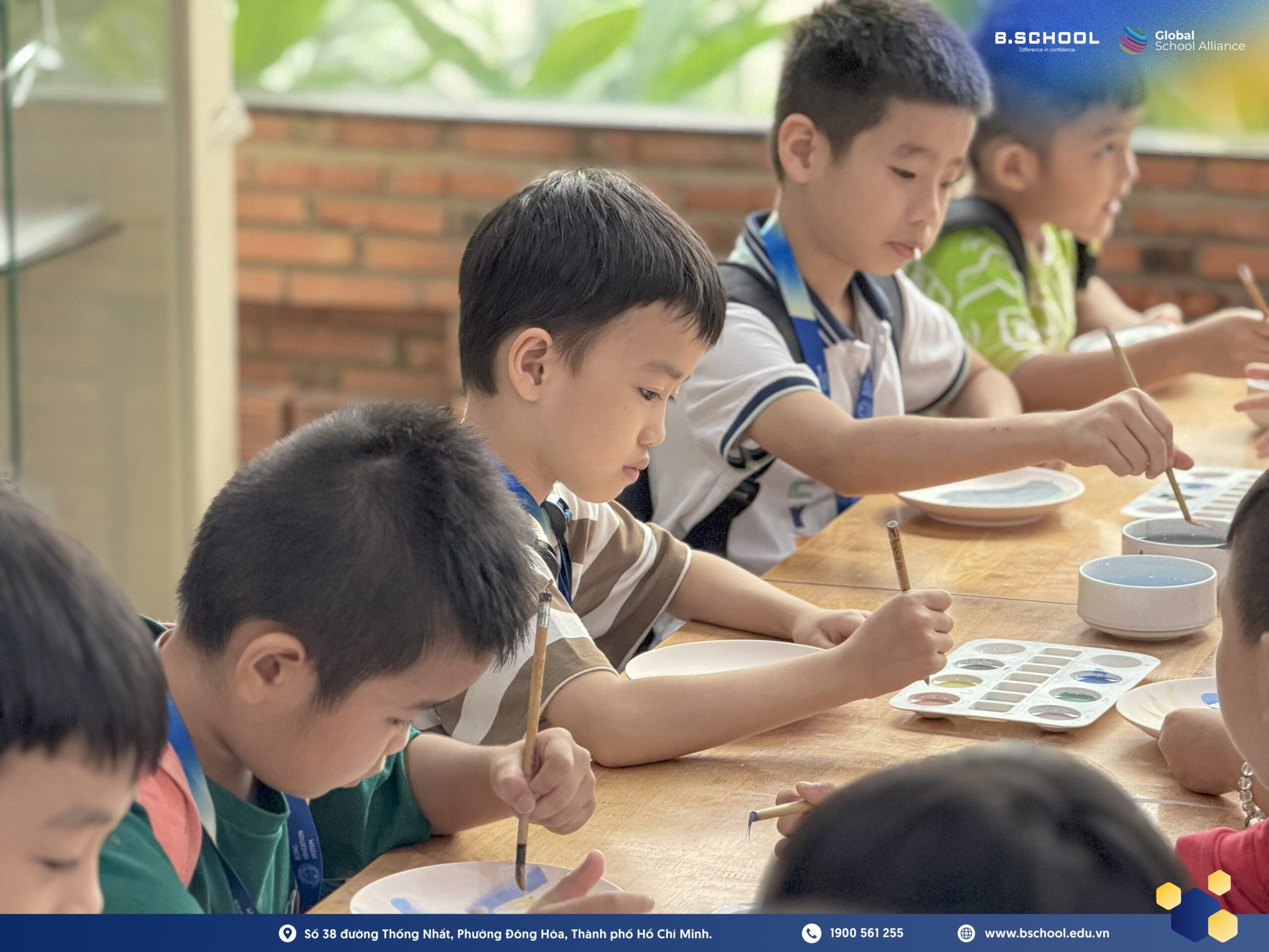 Học sinh tự tay trang trí đĩa gốm trong hoạt động trải nghiệm
